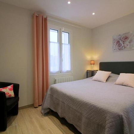 Les Raisins Du Bonheur Bed & Breakfast Puisseguin ภายนอก รูปภาพ