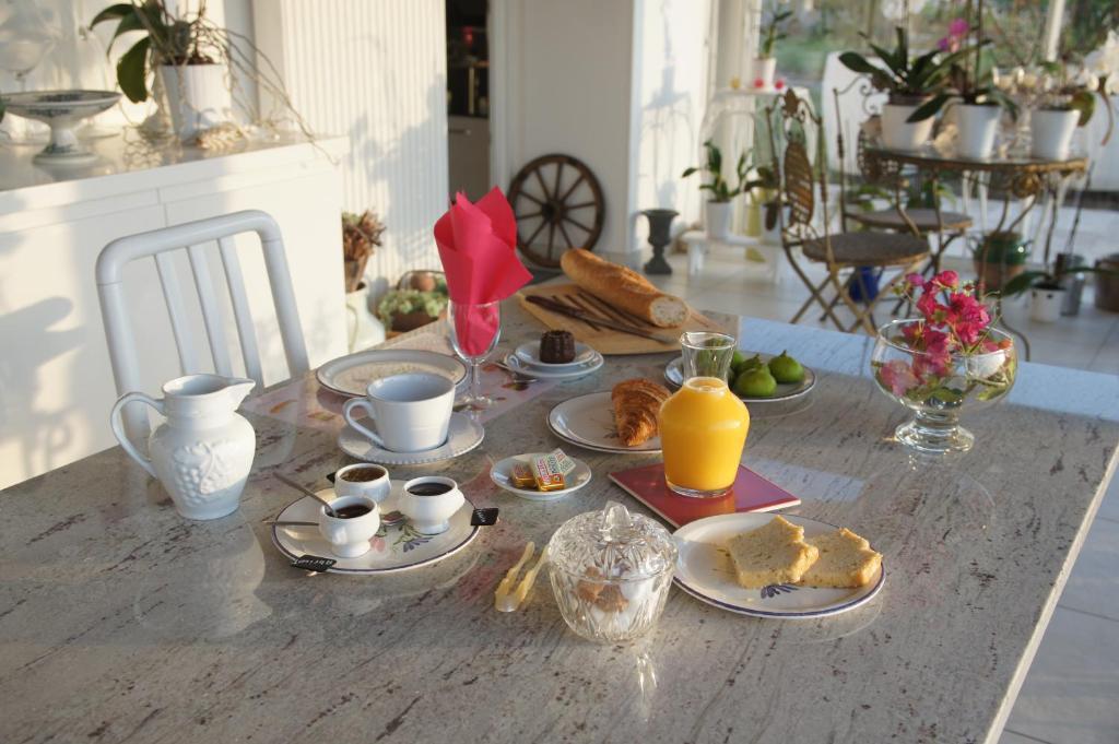 Les Raisins Du Bonheur Bed & Breakfast Puisseguin ภายนอก รูปภาพ