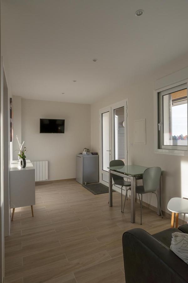 Les Raisins Du Bonheur Bed & Breakfast Puisseguin ภายนอก รูปภาพ