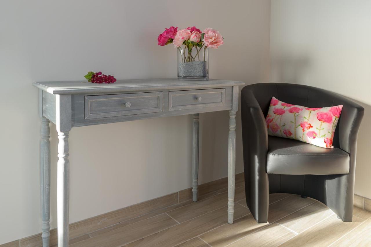 Les Raisins Du Bonheur Bed & Breakfast Puisseguin ภายนอก รูปภาพ