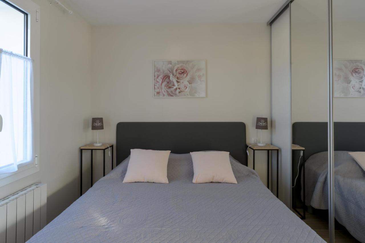 Les Raisins Du Bonheur Bed & Breakfast Puisseguin ภายนอก รูปภาพ