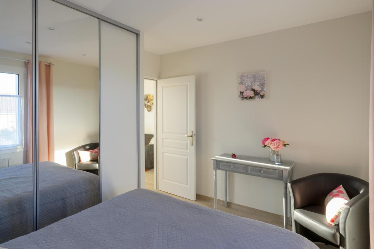 Les Raisins Du Bonheur Bed & Breakfast Puisseguin ภายนอก รูปภาพ