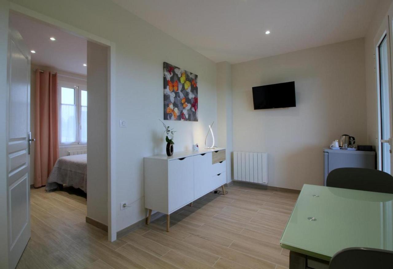 Les Raisins Du Bonheur Bed & Breakfast Puisseguin ภายนอก รูปภาพ