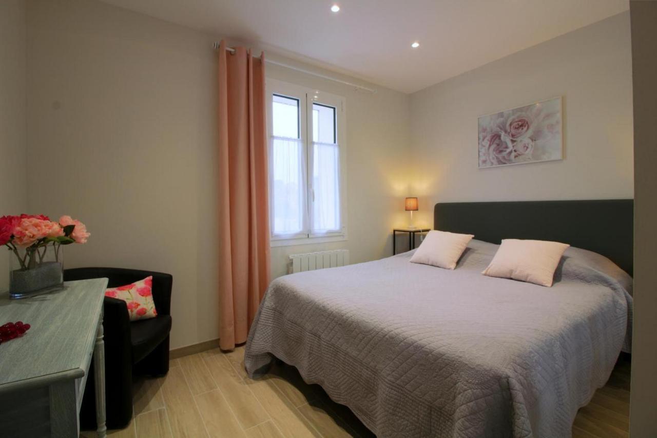 Les Raisins Du Bonheur Bed & Breakfast Puisseguin ภายนอก รูปภาพ